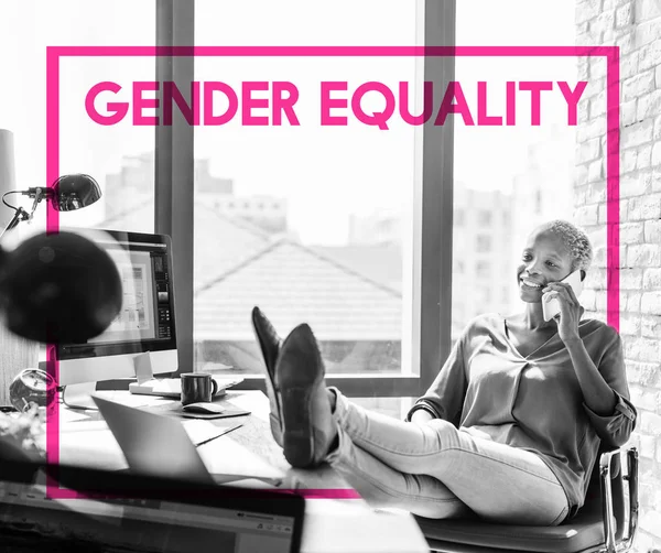 Afrikalı kadın ofiste telefonda söz