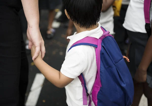 Niño preescolar cogido de la mano — Foto de Stock