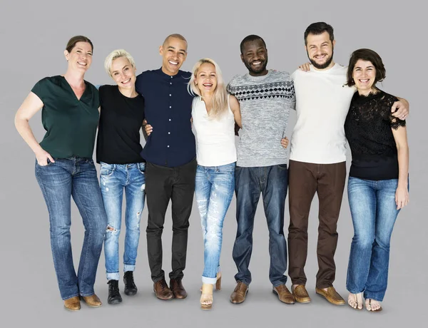 Le persone si stringono e sorridono — Foto Stock