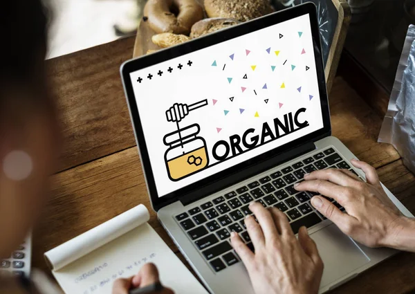 Dizüstü bilgisayarda yazan kişi 