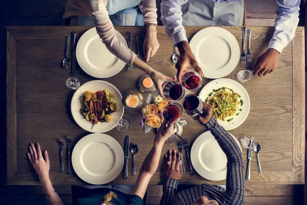 Pessoas comendo em restaurante — Fotografia de Stock