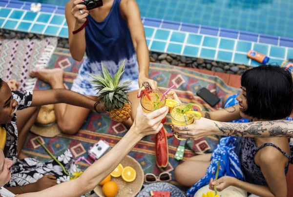 People drinking cocktails — Stock Photo, Image