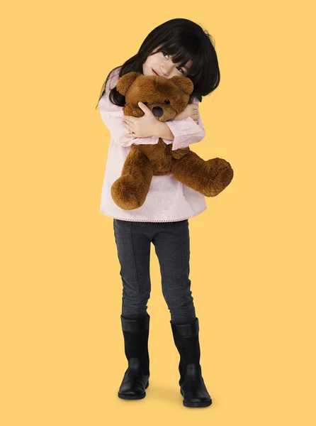 Meisje knuffelen teddybeer — Stockfoto