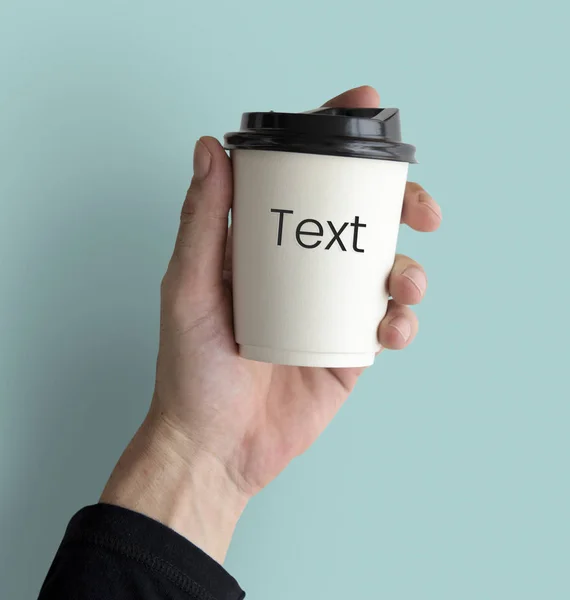 Hand som håller papper kaffe kopp — Stockfoto
