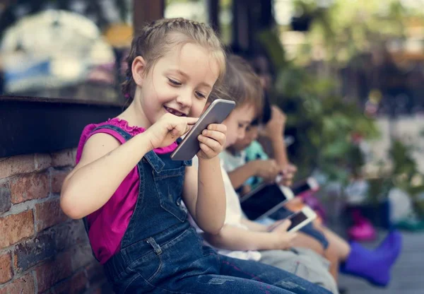 Niños que utilizan dispositivos digitales — Foto de Stock
