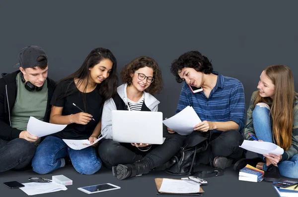 Estudantes leitura de livro de texto — Fotografia de Stock