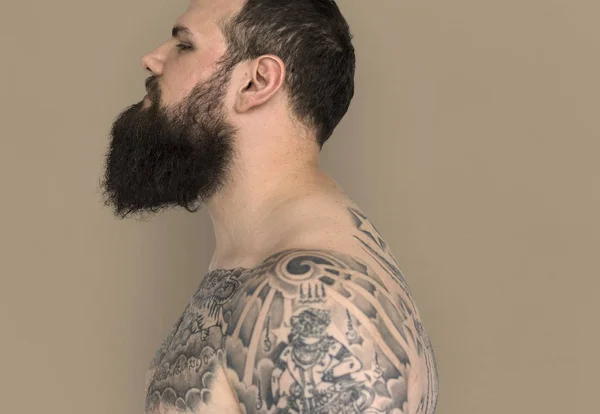 Бородатый мужчина с татуировками — стоковое фото