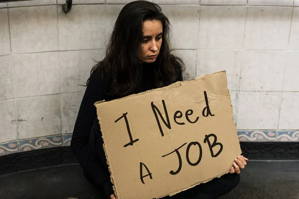 Бездомна жінка просить допомоги — стокове фото