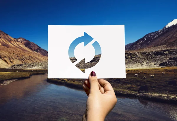 La mano sostiene la tarjeta con el símbolo de talla — Foto de Stock