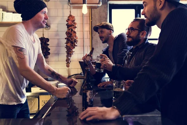 Diversas personas ordenan bebidas —  Fotos de Stock