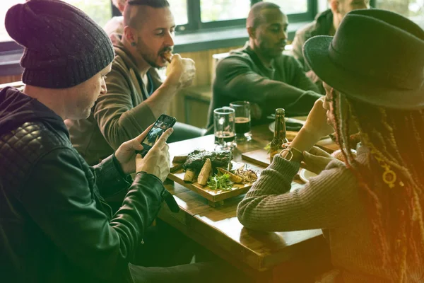 Grupp av vänner har måltid på restaurang — Stockfoto