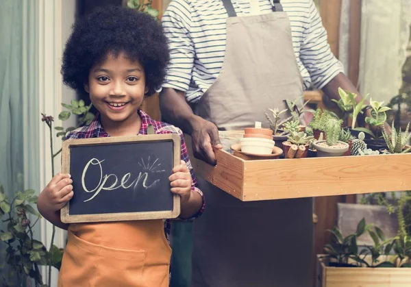 Africana chica ayudando padre en tienda — Foto de Stock