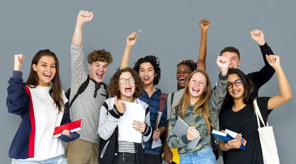 Étudiants souriants debout dans le studio — Photo