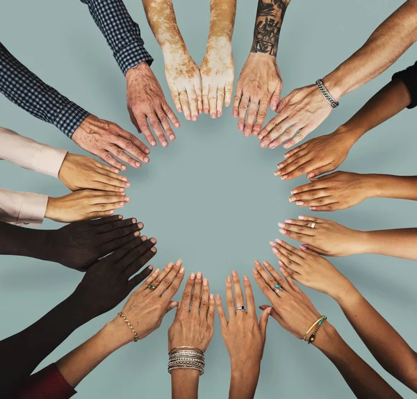 Többnemzetiségű csoport az emberi kéz — Stock Fotó