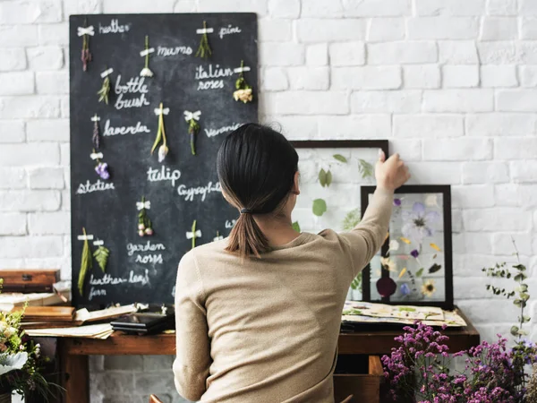 Mujer haciendo flores secas colección — Foto de Stock