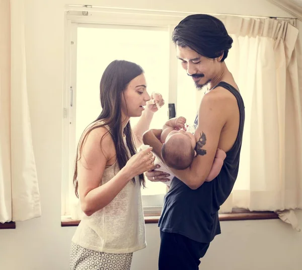 Родители держат новорожденного ребенка — стоковое фото