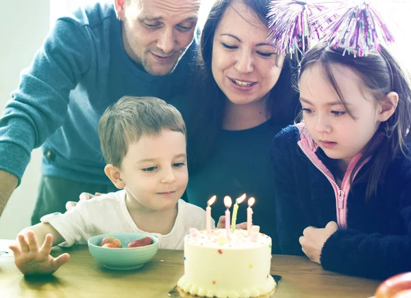 Famiglia che festeggia il compleanno — Foto Stock