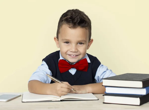 Menino escrevendo em caderno — Fotografia de Stock