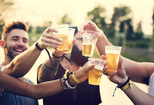 Vänner njuter musikfestival — Stockfoto