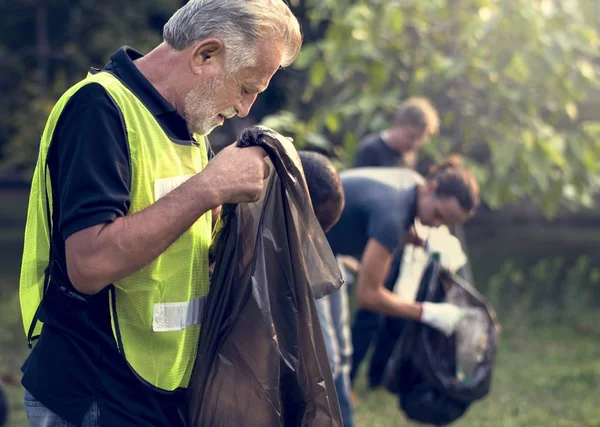 Gente limpiando el parque — Foto de Stock