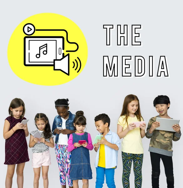 デジタル デバイスとの子供 — ストック写真