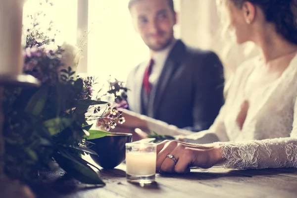 Ludzie świętują ślub w tabeli — Zdjęcie stockowe