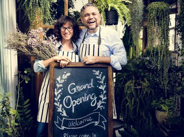 Hombre y mujer con gran signo de apertura — Foto de Stock