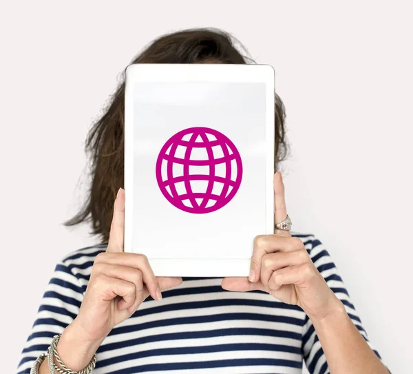 Kobieta, obejmujących twarz z cyfrowego tabletu — Zdjęcie stockowe