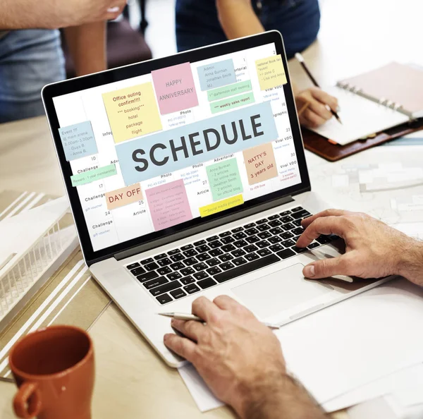 Masada dizüstü bilgisayar kullanan adam