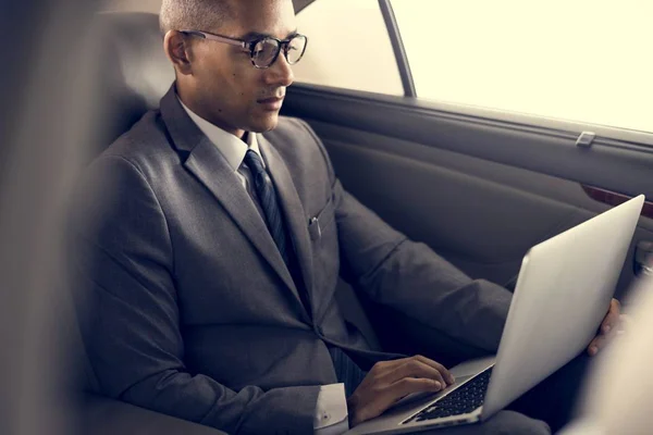 Uomo d'affari utilizzando il computer portatile — Foto Stock