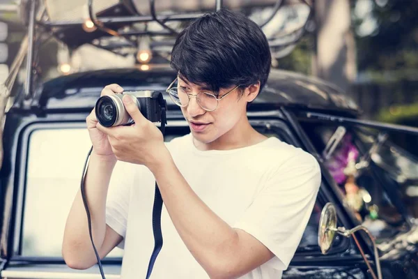 Asiático hombre con foto cámara —  Fotos de Stock
