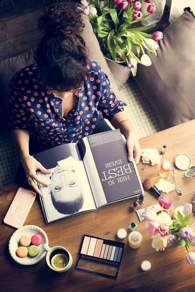 Жінка читання журналу — стокове фото