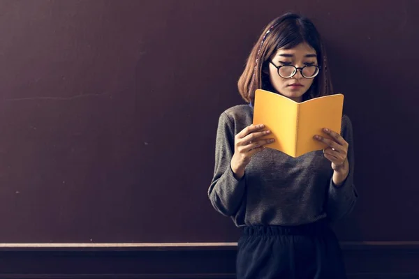 Mujer leyendo diario — Foto de Stock