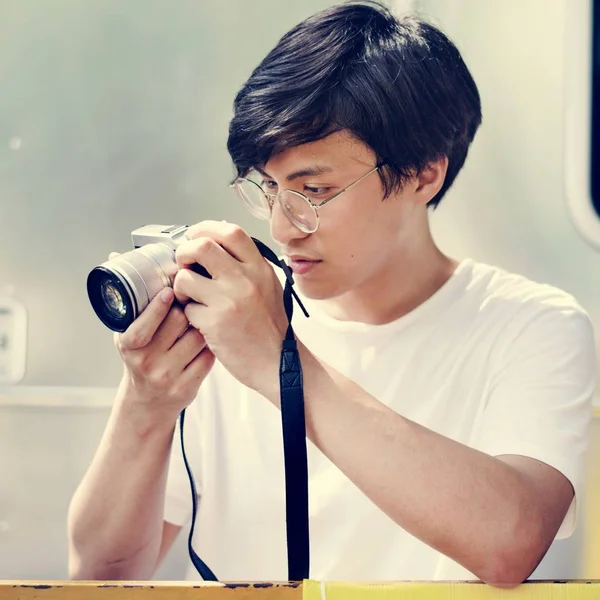 写真のカメラを持つアジア男 — ストック写真