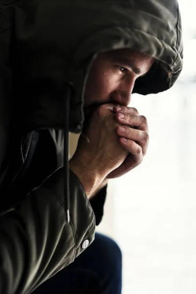 Hombre sin hogar tratando de calentar los dedos — Foto de Stock