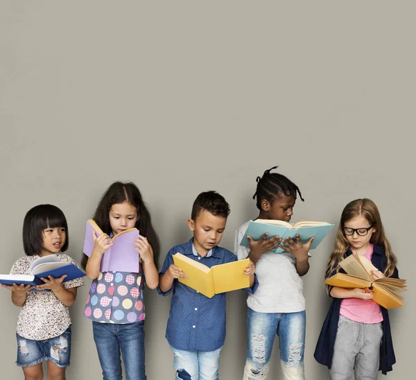 Niños leyendo libros — Foto de Stock