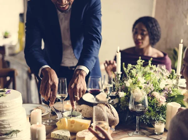 İnsanlar düğün masada kutlamak 