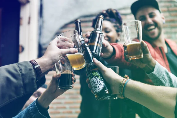 Vänner som dricker öl tillsammans — Stockfoto