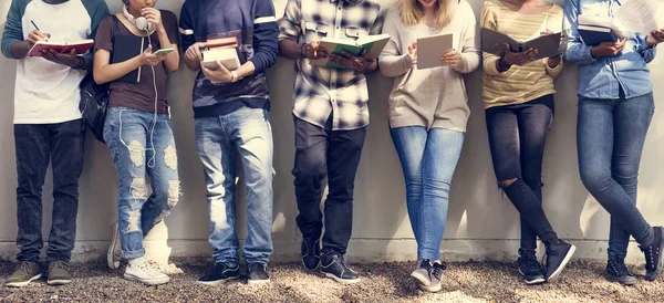 Freunde verbringen Zeit miteinander — Stockfoto