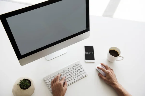 Handen werken op de computer — Stockfoto