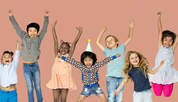 Niños saltando juntos — Foto de Stock