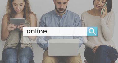 Dijital aygıtlar kullanan insanlar