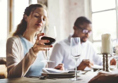 İnsanlar restoranda yemek yiyor.  