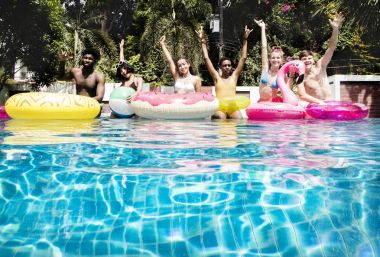 Yüzme havuzunda oturan arkadaşlar