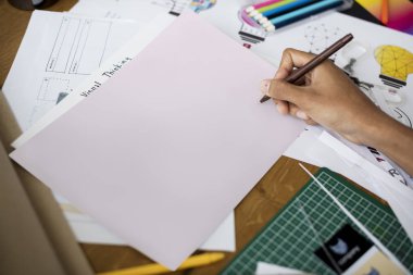 El yazma düşünce evrak üstünde 