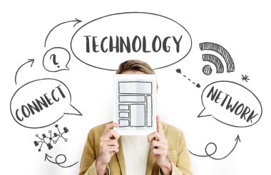 Dijital tablet kapsayan yüz tutan adam