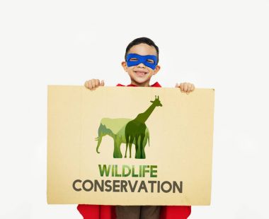 kostüm süper kahraman çocukta afişini tutar 