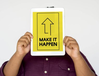 Dijital tablet tutan kadın 