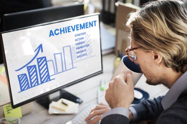 Bilgisayarda çalışan adam  