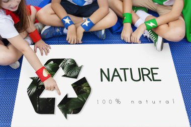 Süper kahramanlar çocuk posteri ile katta oturan  